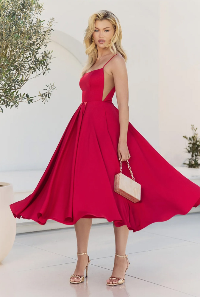Maxikleid oder Midikleid? Was man für Sommerausflüge und Treffen wählen sollte