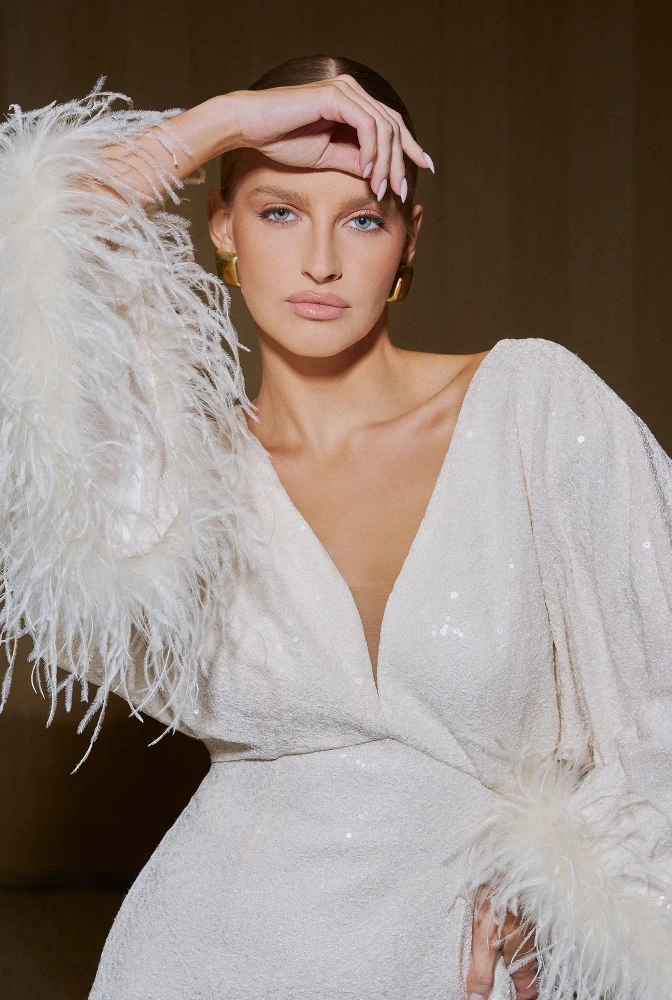 Toluca – ecrufarbenes Minikleid mit Pailletten und Federn