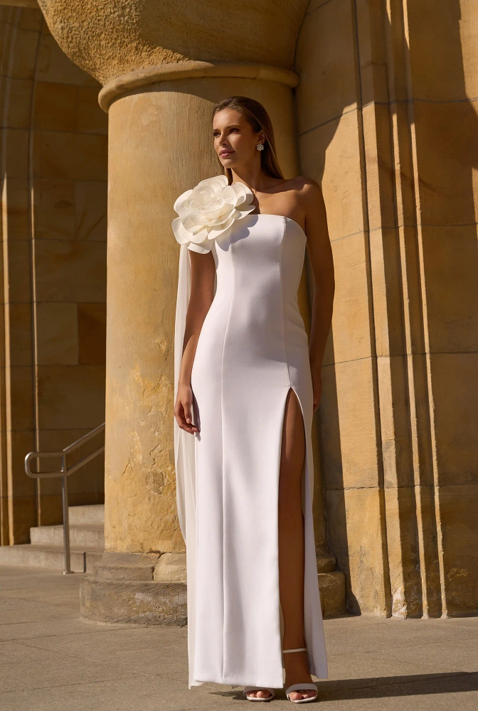 Lilianna - asymmetrisches Brautkleid mit Blumenverzierung