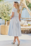 Goreti – blaues Midikleid mit Wellenausschnitt