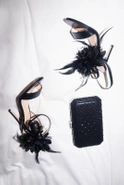 Brinley - Klassische schwarze Stilettos mit gefiederter Clip-on-Blume