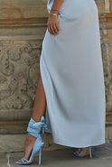 Makena - eisblaues Maxikleid mit Asymmetrie und Glanz