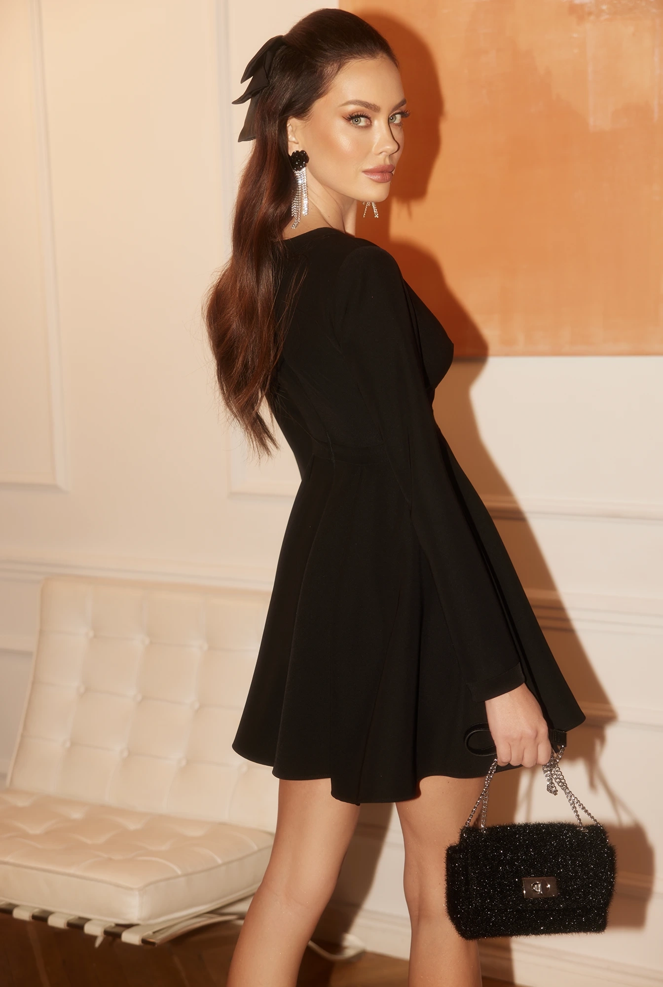 Malati - Blinkendes Minikleid mit tiefem Ausschnitt und Mesh