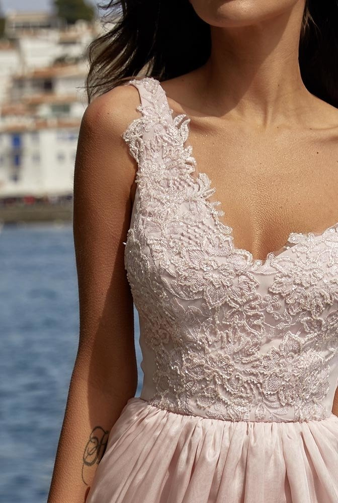Reggia - puderrosa Kleid mit Stickerei