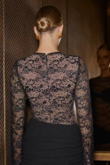 Ignis – schwarzes Spitzenminikleid mit Band an der Hüfte