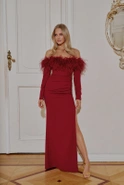 Meryl - kastanienbraunes Kleid mit verzierten Federn