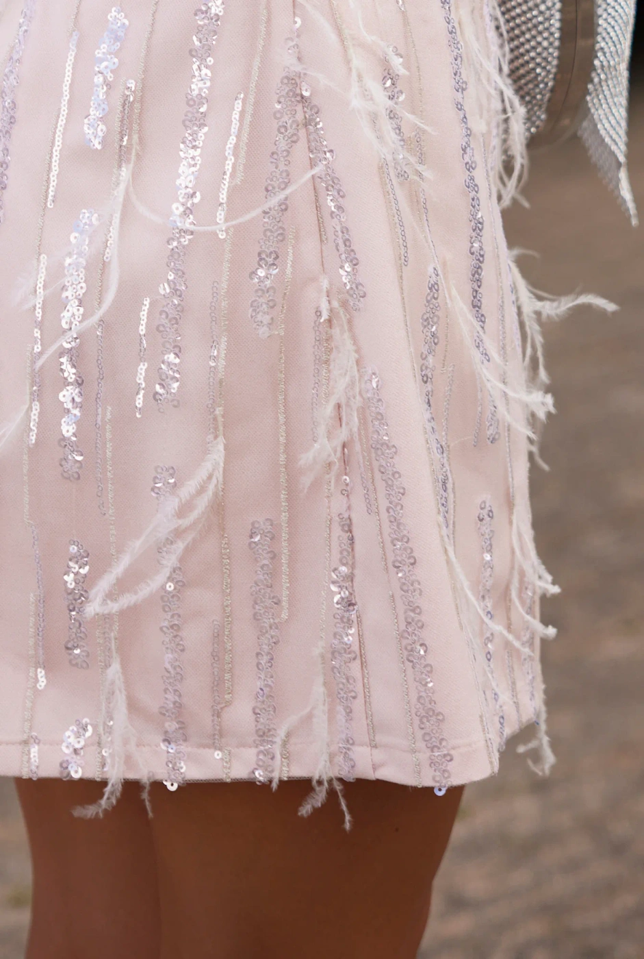 Virgo - Minikleid in Pastellrosa mit verstellbaren Trägern, rechteckigem Ausschnitt, doppellagig mit Paillettenstickerei und Federn