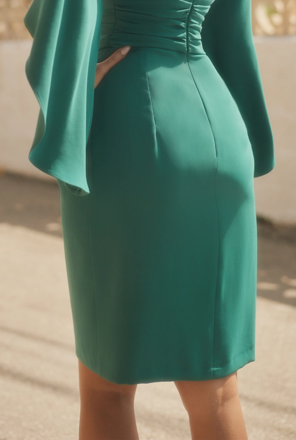 Rafia - Elegantes grünes Midikleid mit V-Ausschnitt und verzierten Ärmeln