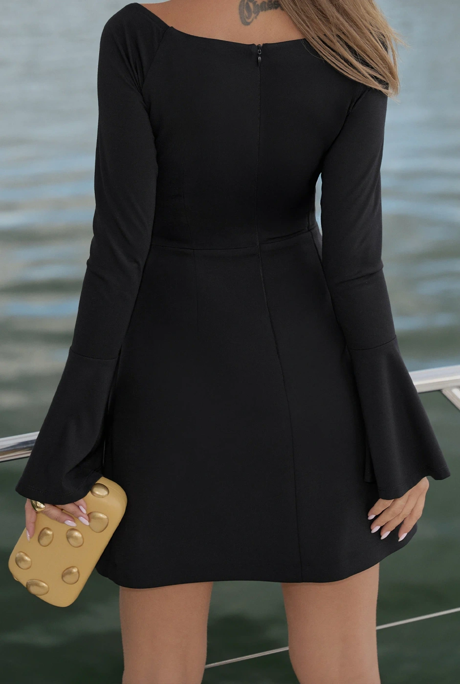 Emeline – schwarzes Minikleid mit Blumenapplikation