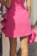 Luka - Fuchsiafarbenes tailliertes Minikleid mit Paillettenrüschen