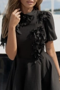 Beverly – schwarzes Minikleid mit Blumenapplikationen
