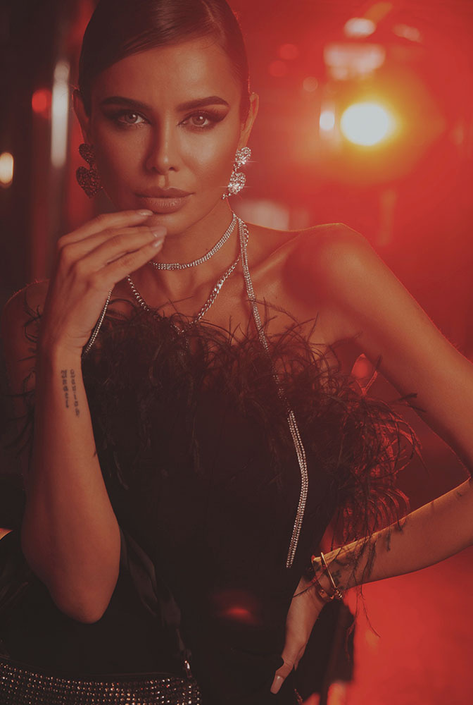 Ella - kleines Schwarzes mit Federn