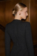 Esvet - schwarzes Mini-Kleid mit dekorativen Broschen