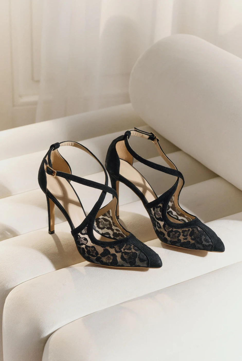 Chiari – schwarze Wildleder-Pumps mit Spitzen-Detail