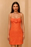 Essence - Orangefarbenes Minikleid mit Herzausschnitt, abnehmbarer Rose und verstellbaren Trägern