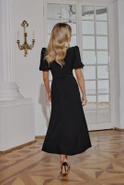 Hover - Schwarzes Maxikleid mit bauschigen Ärmeln, geradem Oberteil, ausgestelltem Unterteil, Schnallengürtel mit abnehmbarer Applikation und spitzem Ausschnitt