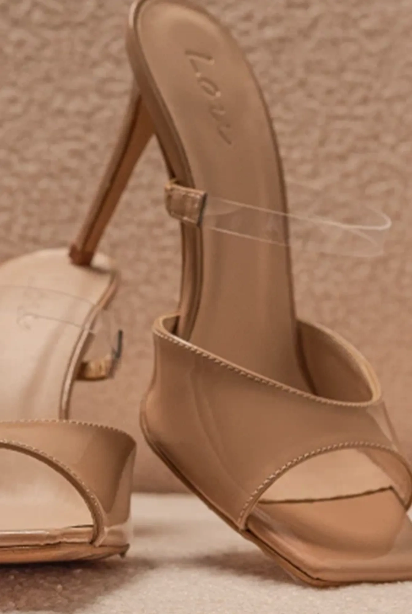 Zuhal – Lack-Stilettos mit transparentem Riemen