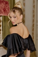 Abril - Schwarzes Kleid mit schwarzen Rüschen verziert 