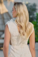 Tadashi – cremefarbenes Mini-Kleid mit Spitze und Federn
