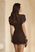 Nolti – braunes Minikleid mit dekorativer Schärpe
