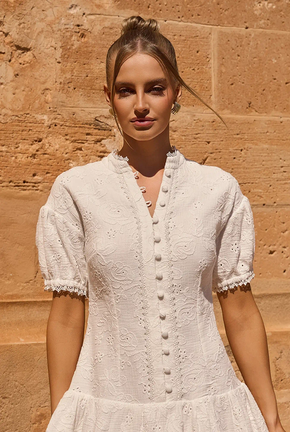 Aleev - Weißes Minikleid mit floraler Stickerei