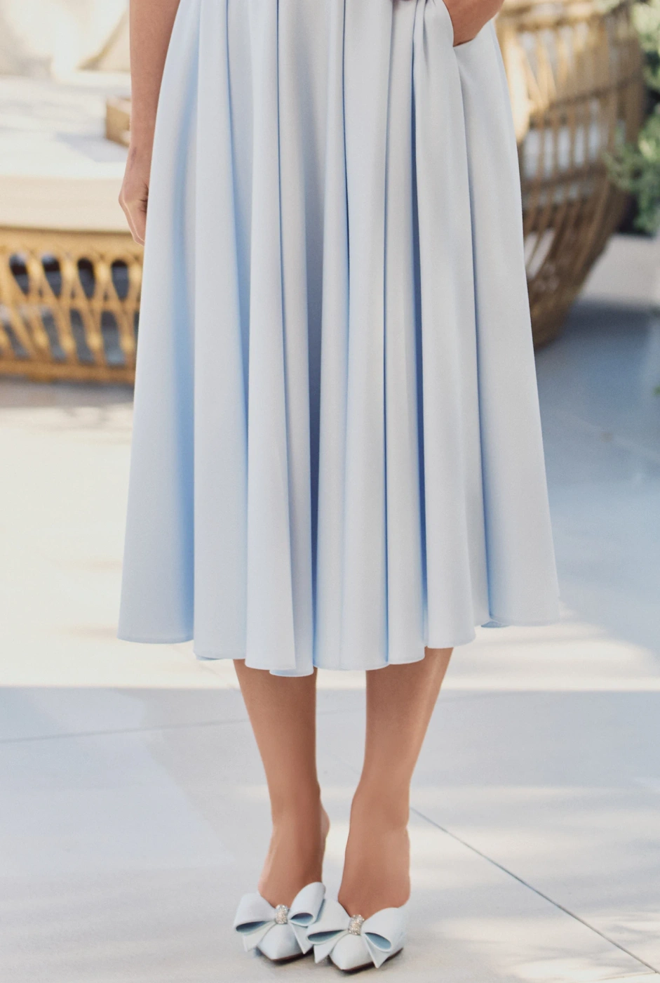 Goreti – blaues Midikleid mit Wellenausschnitt