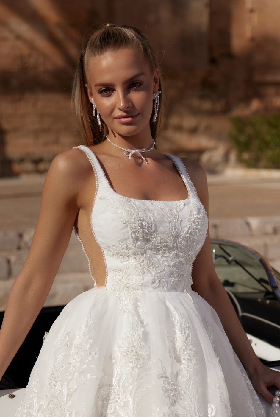 Siula – Mini-Brautkleid mit einzigartigem Muster und Perlenbesatz