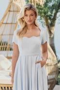 Goreti – blaues Midikleid mit Wellenausschnitt