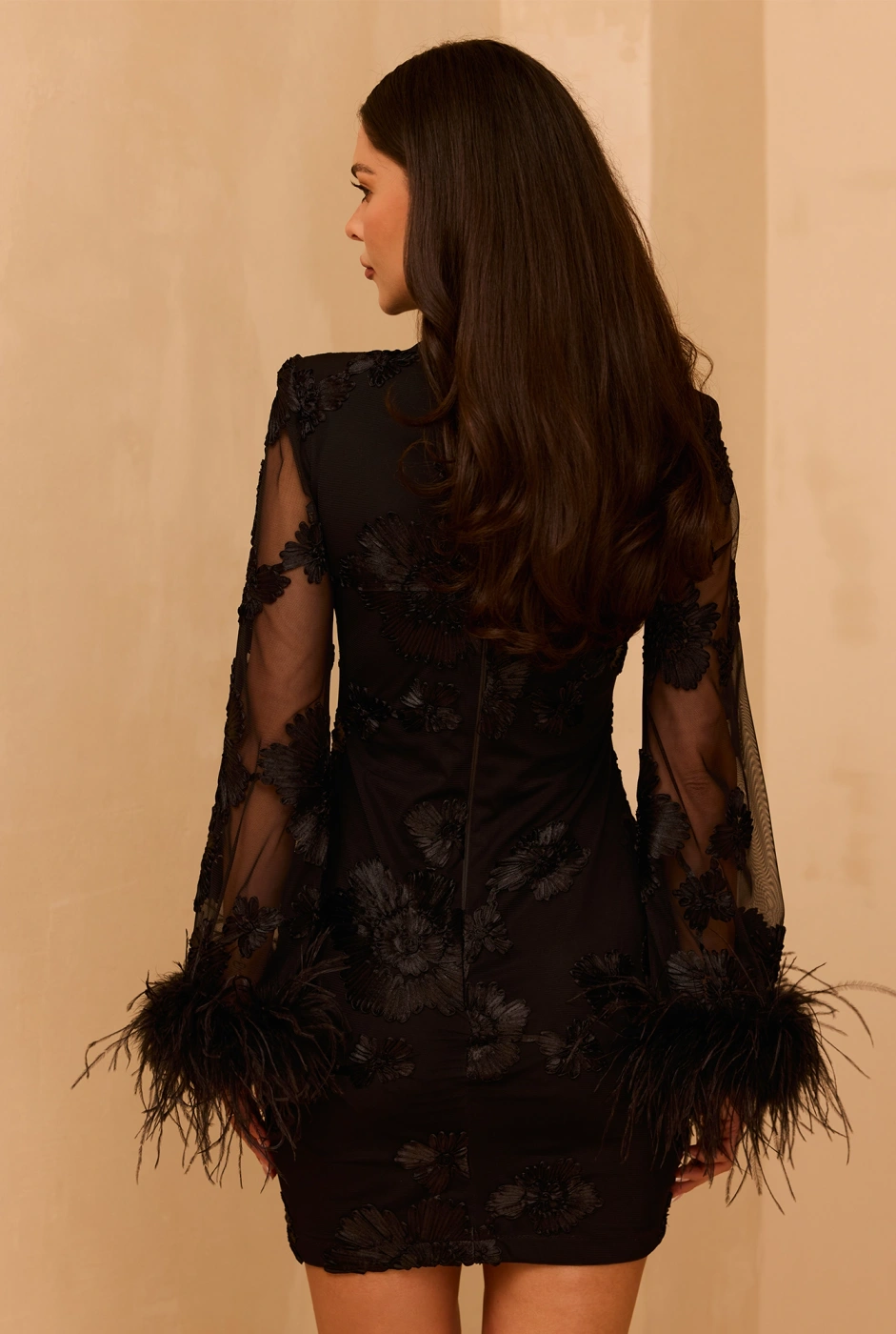 Unella – schwarzes Minikleid mit Federn