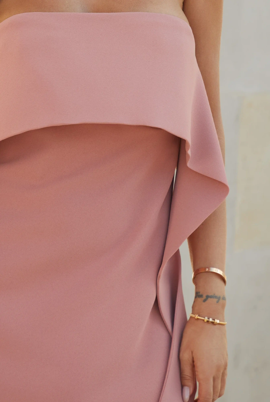 Yosma - Elegantes Mini-Korsagenkleid mit Schal, Halsband und Bügeln in Dirty Pink