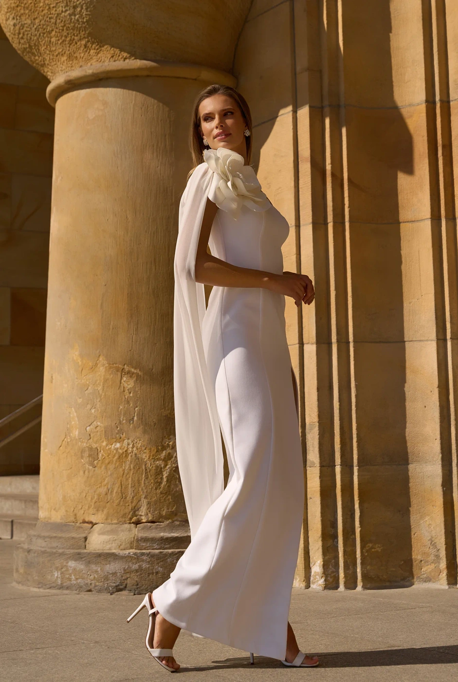 Lilianna - asymmetrisches Brautkleid mit Blumenverzierung