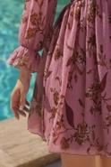 Rosita - Minikleid in schmutzigem Rosa mit Blumenmuster und Rüschen