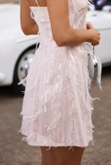 Virgo - Minikleid in Pastellrosa mit verstellbaren Trägern, rechteckigem Ausschnitt, doppellagig mit Paillettenstickerei und Federn