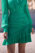 Clementine Green – Faltenästhetik im Minikleid
