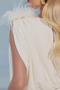 Lillemor – Midikleid in Ecru mit Federbrosche