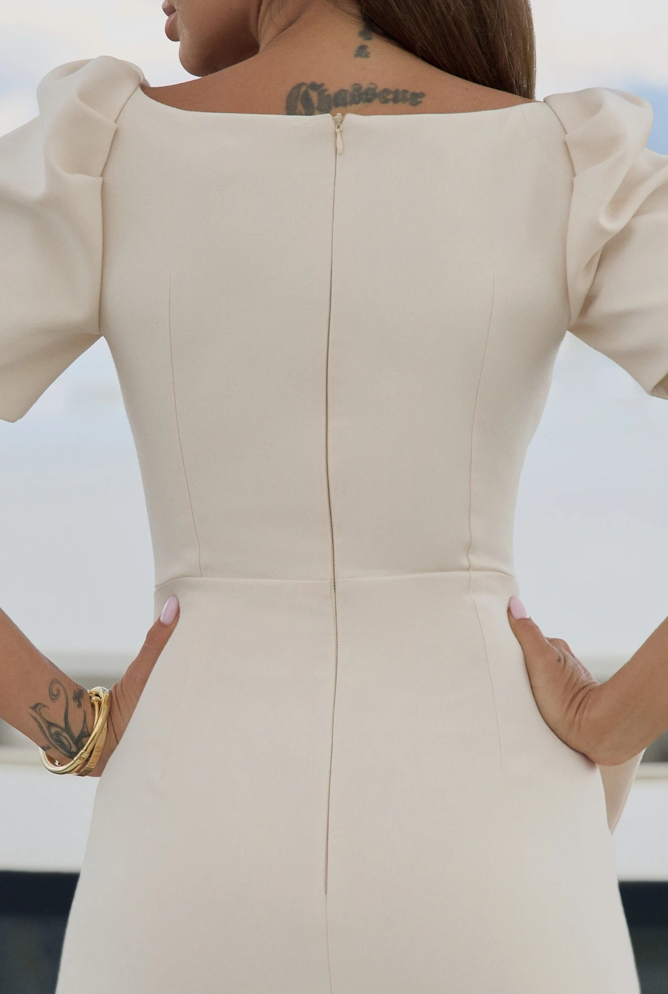Phillis – ecrufarbenes Minikleid mit goldener Zierschnalle