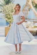 Goreti – blaues Midikleid mit Wellenausschnitt