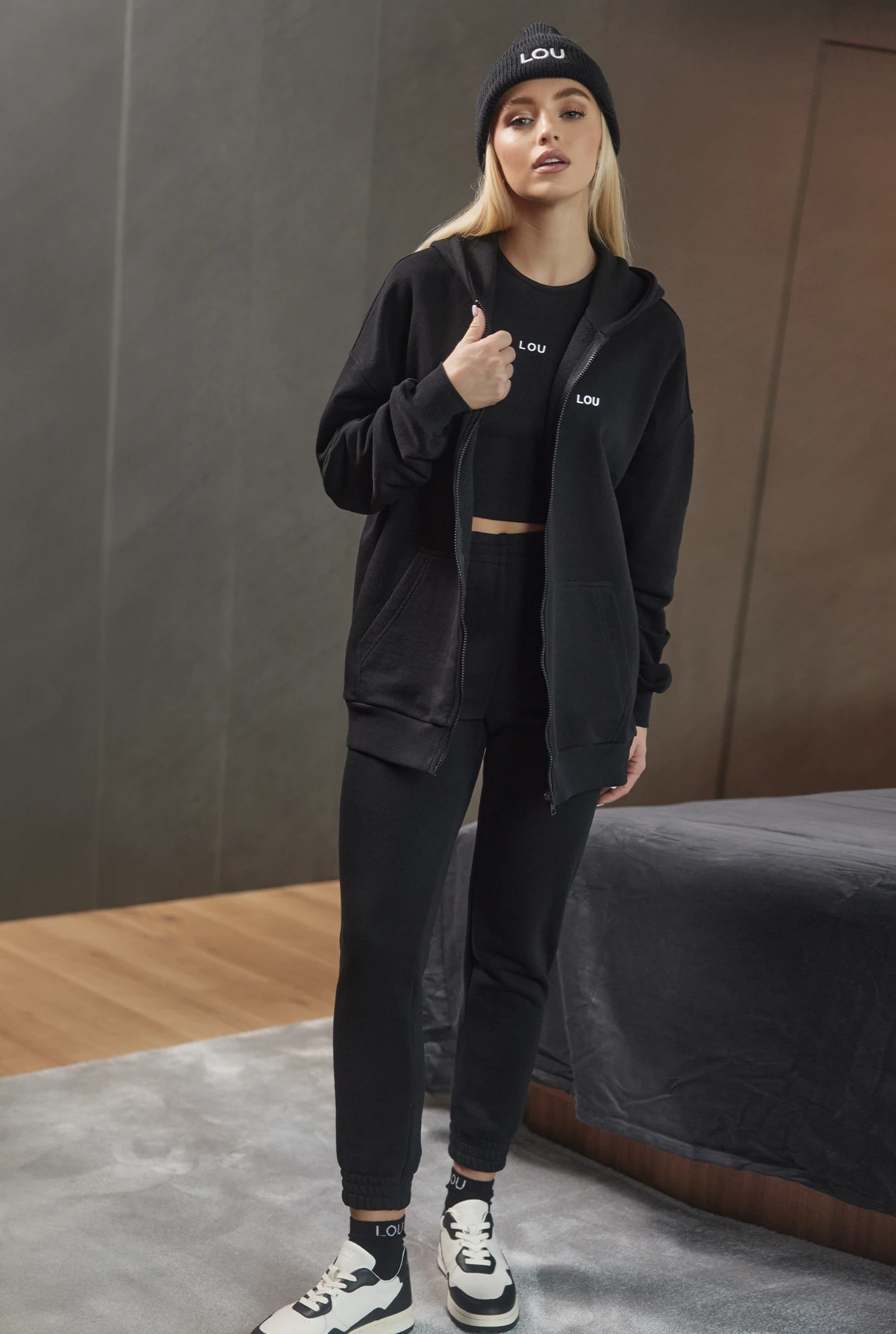 Saura Black Trainingsanzug Set in schwarz