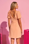 Flare - Pfirsichfarbenes Minikleid mit V-Ausschnitt, Puffärmeln und abnehmbarer Brosche