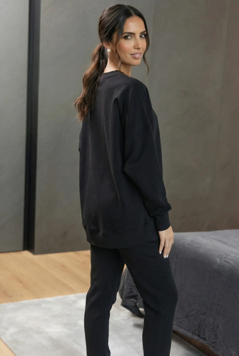 Saura Black - Leichte, bequeme schwarze Pullover mit Logo