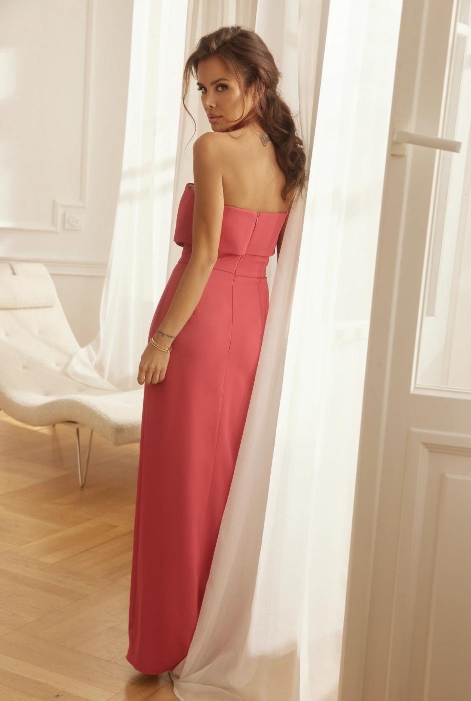 Irmina - Elegantes Kleid aus Satin in der Farbe Rubin mit dekorativem Halsband