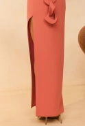Ayleen – korallenfarbenes Maxi-Kleid mit dekorativem Ärmel