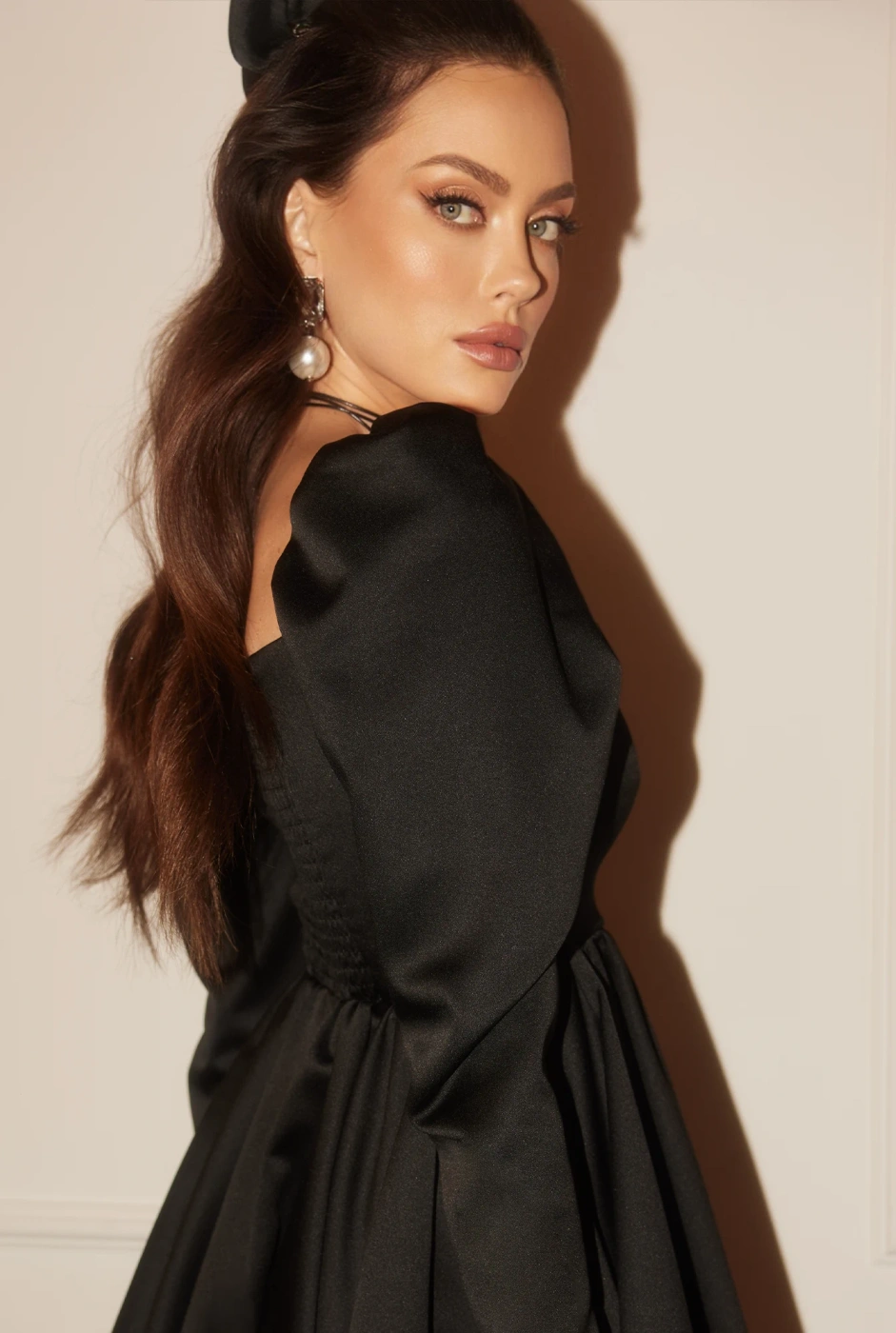 Halika - Schwarzes Minikleid mit Ärmelabschlüssen