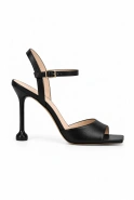 Checca – schwarze Sandalen mit schmalem Absatz