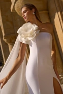 Lilianna - asymmetrisches Brautkleid mit Blumenverzierung