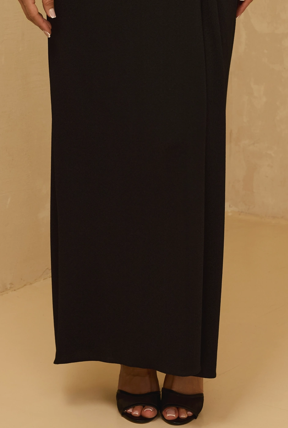 Ariana - Schwarzes Maxikleid mit verschnörkelter Schnalle, Schulterpolstern und Zirkonen