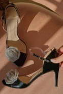 Iriza – schwarze Sandalen mit dekorativer Blume