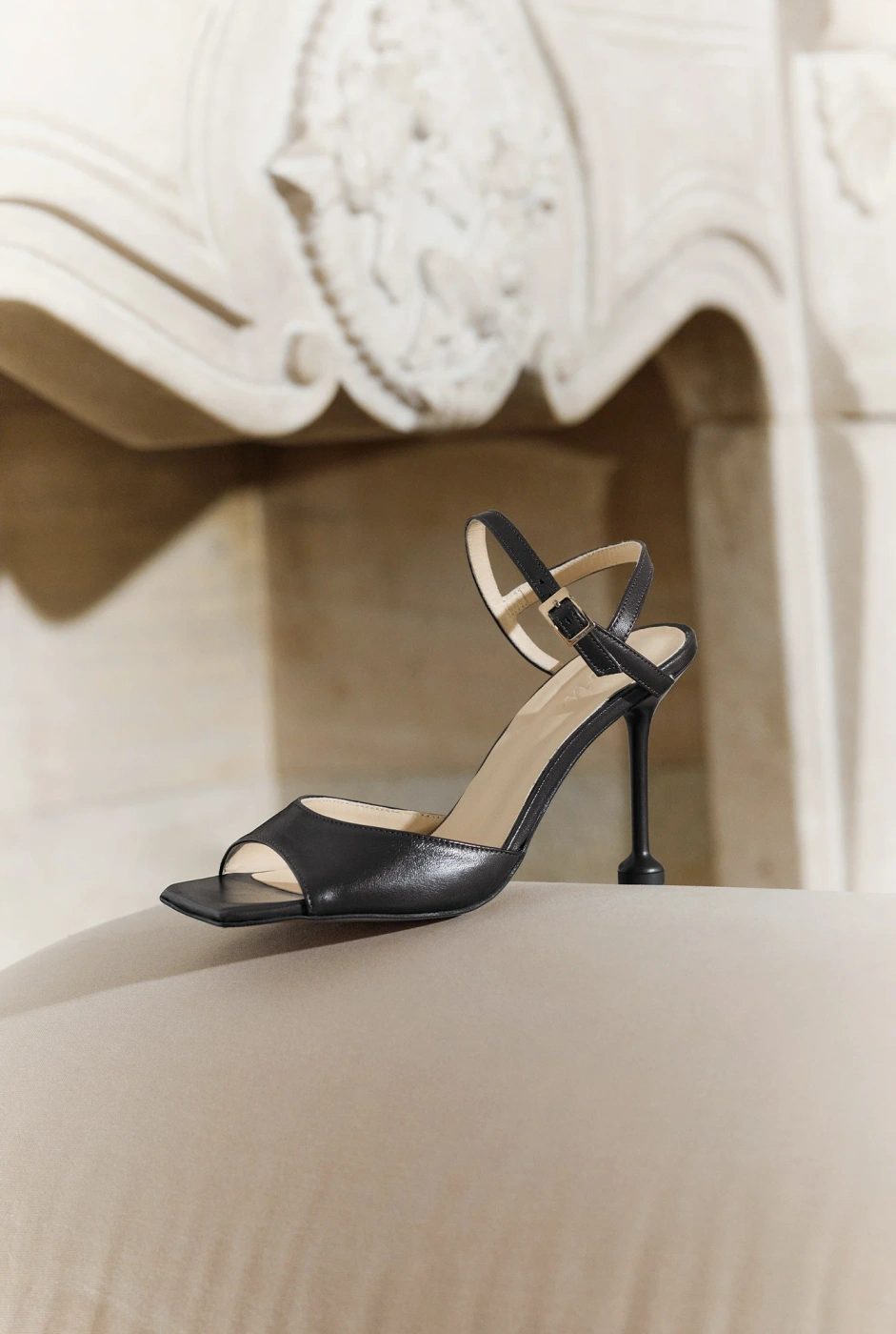 Checca – schwarze Sandalen mit schmalem Absatz