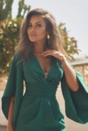 Rafia - Elegantes grünes Midikleid mit V-Ausschnitt und verzierten Ärmeln