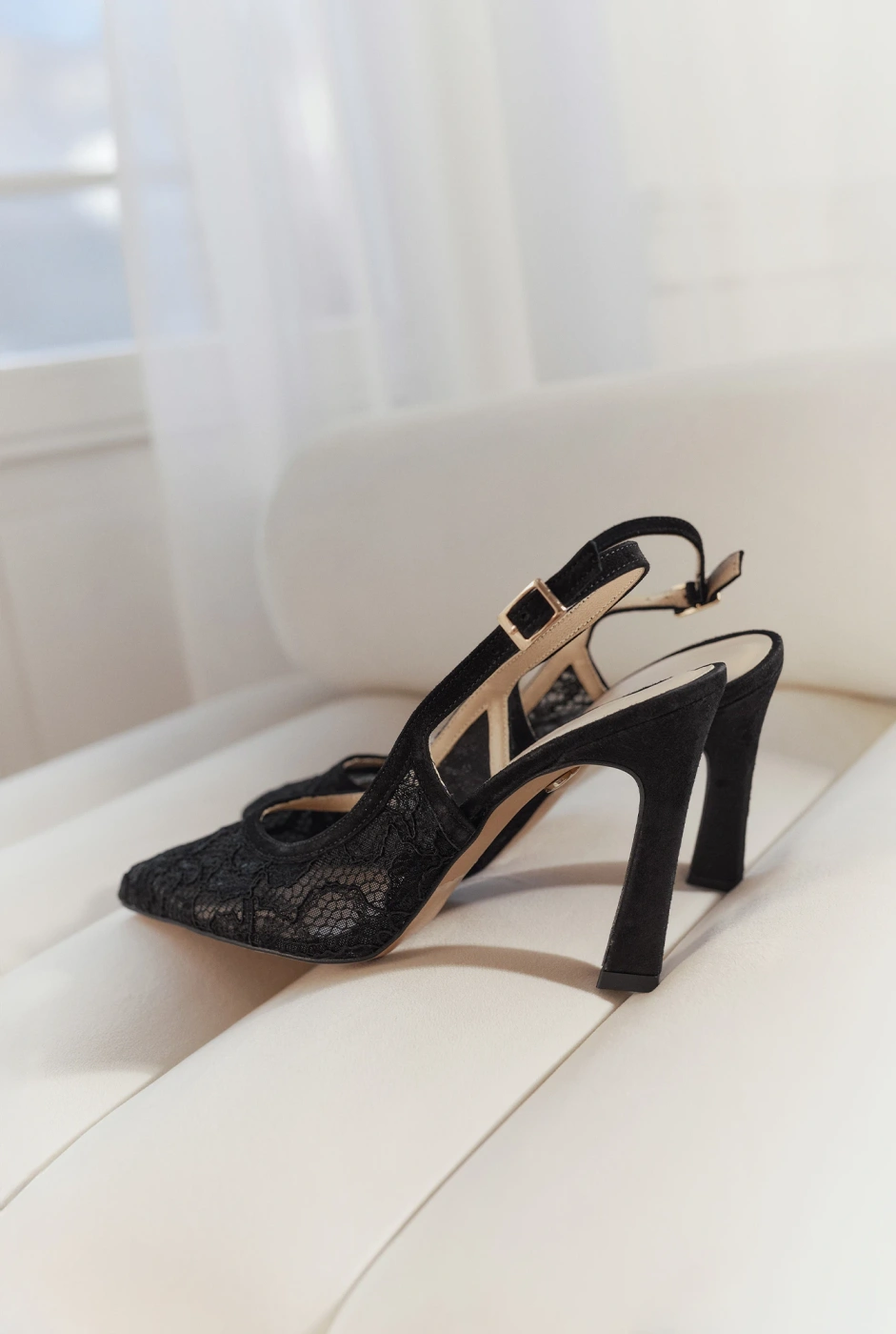 Lessy – schwarze Spitzen-Pumps mit Wildledereinsätzen